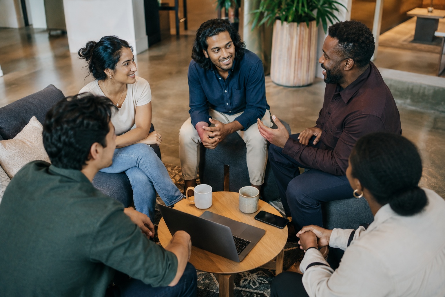 Adultos diversos en una conversación grupal informal representando la comunidad privada de Comunidad Mesa Financiera