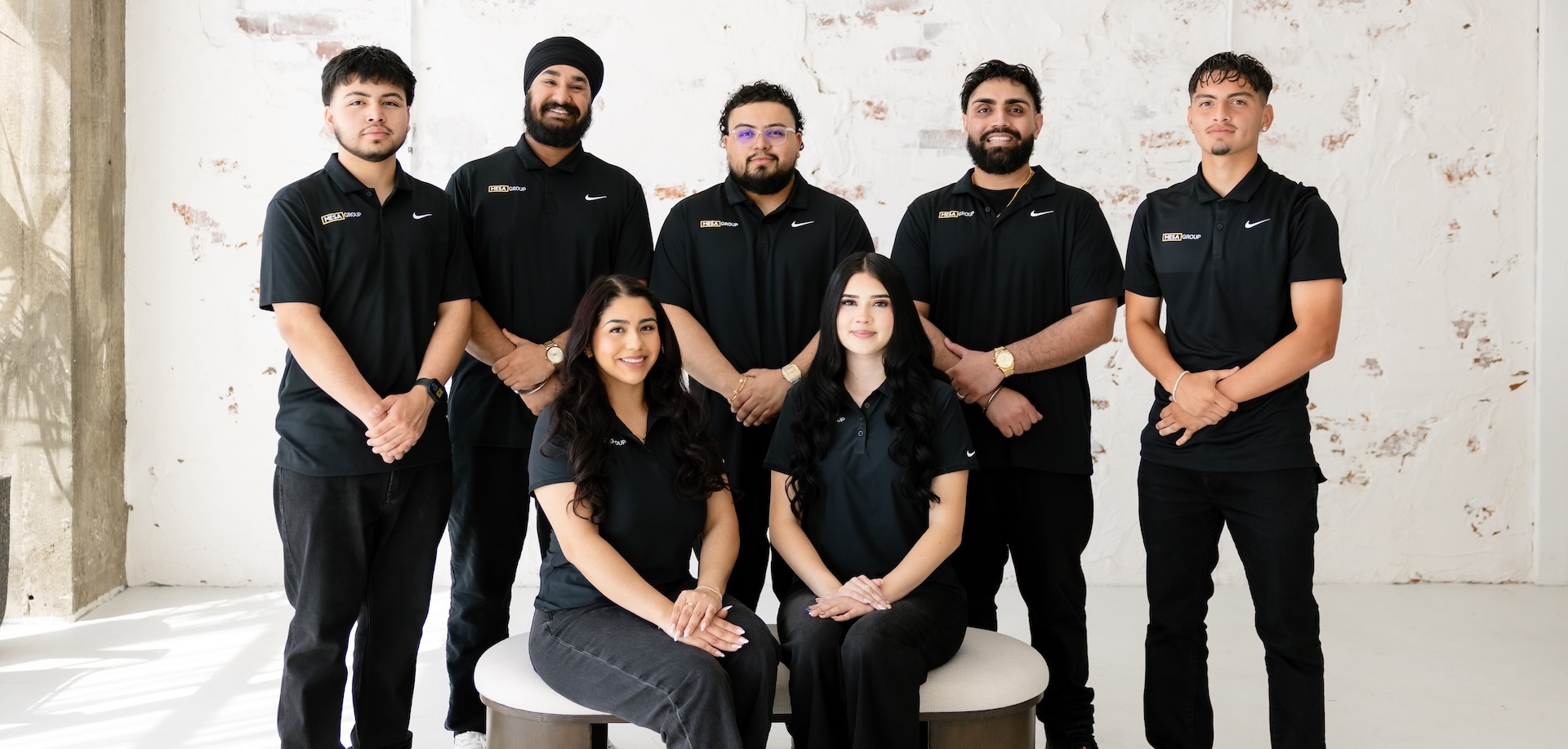 Equipo directivo de Mesa Group Consulting con uniformes formales negros