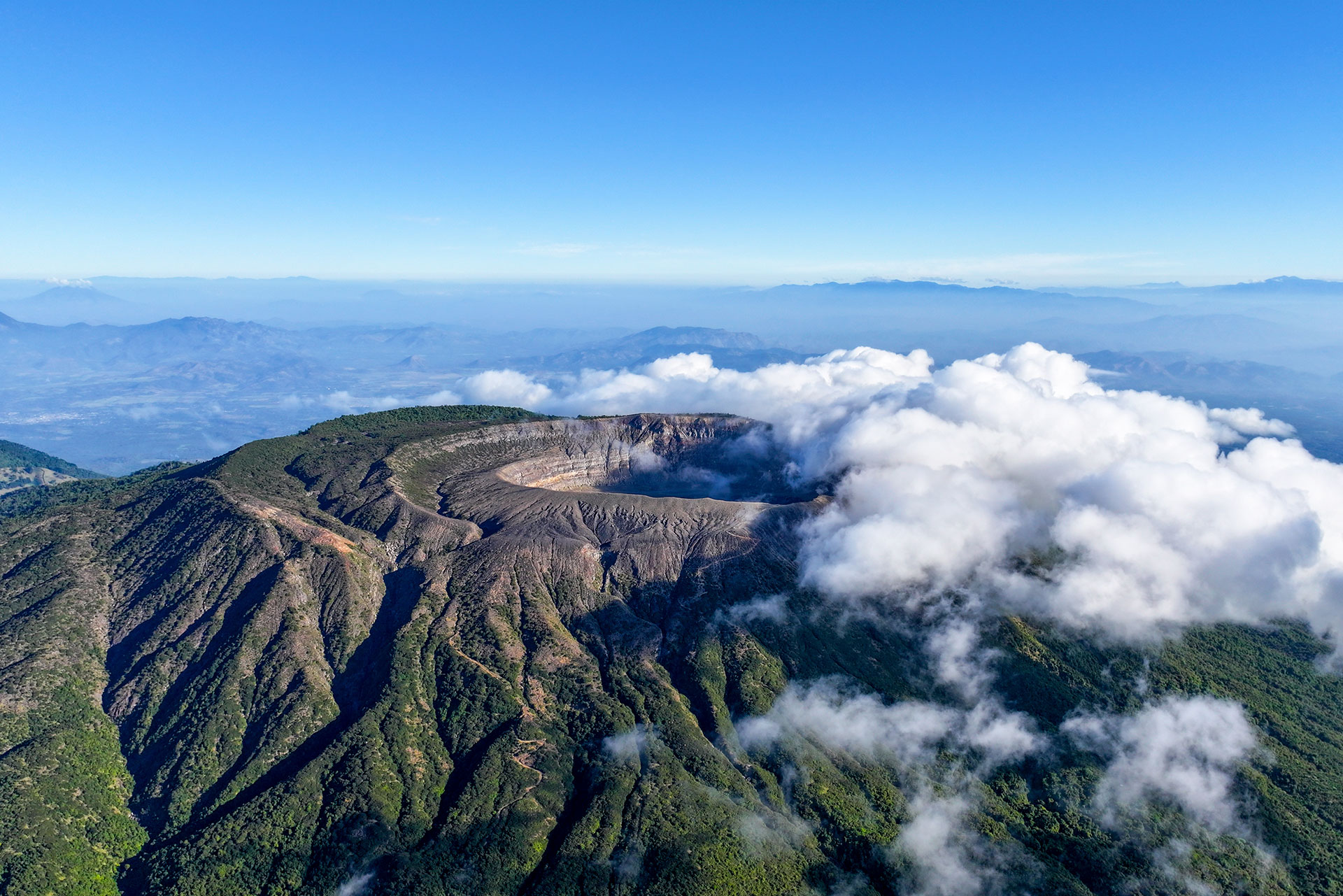 Volcán de Santa Ana y lago del cráter en El Salvador, las raíces familiares del fundador
