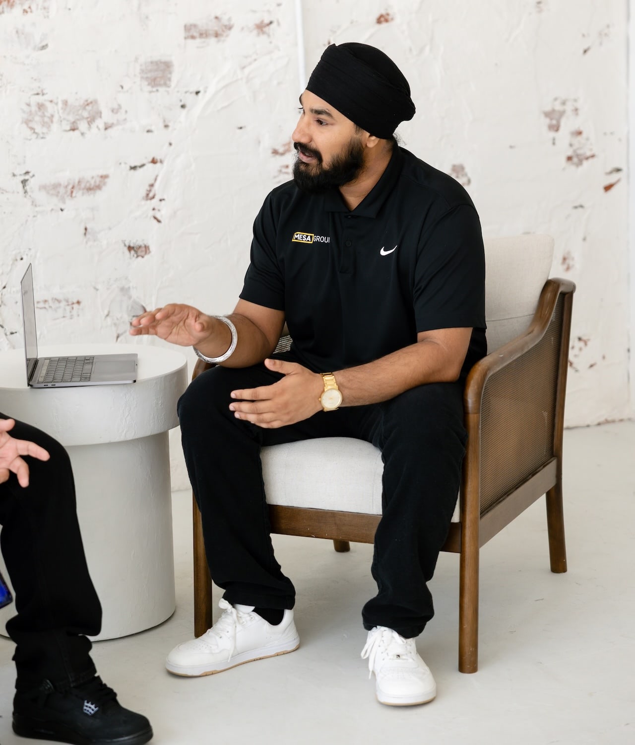 Gurtej Singh y Evert Calderon construyendo un plan financiero personalizado en una consulta