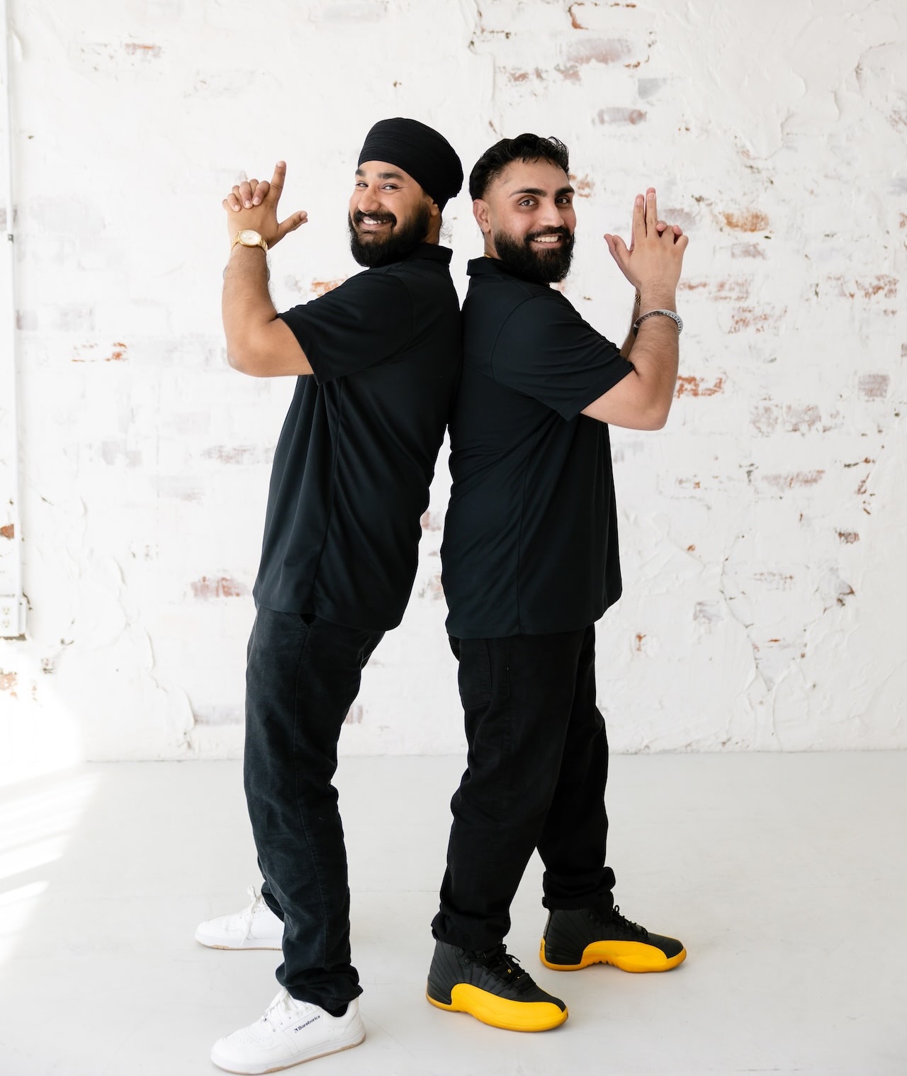 Harpreet Moore y Gurtej Singh de Mesa Group Consulting con confianza desenfadada