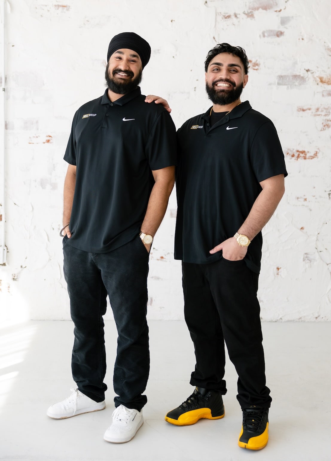 Harpreet Moore y Gurtej Singh de Mesa Group Consulting en un retrato profesional de equipo