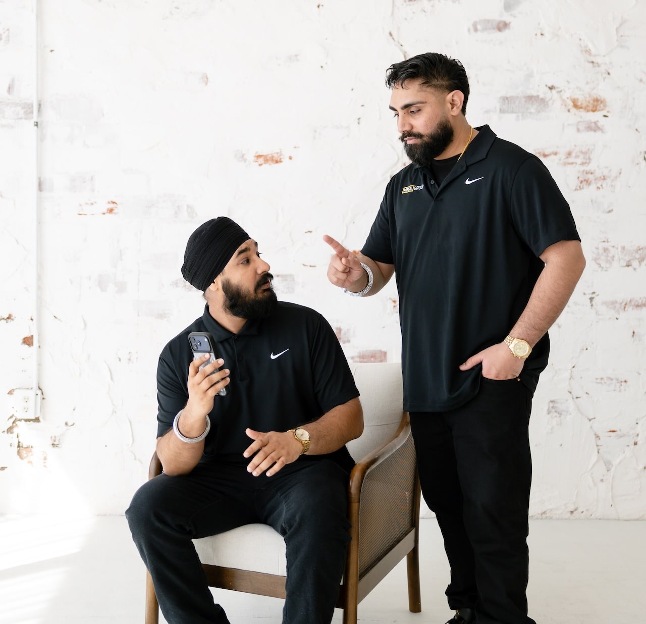Harpreet Moore y Gurtej Singh de Mesa Group Consulting en una consulta de asesoría en vivo