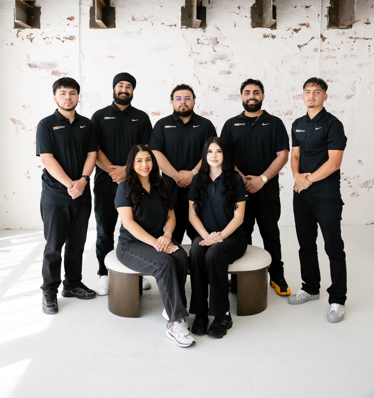 Equipo de Mesa Group Consulting en las escaleras con los pulgares hacia arriba, orientación experta en la que puede confiar para el financiamiento empresarial al 0%