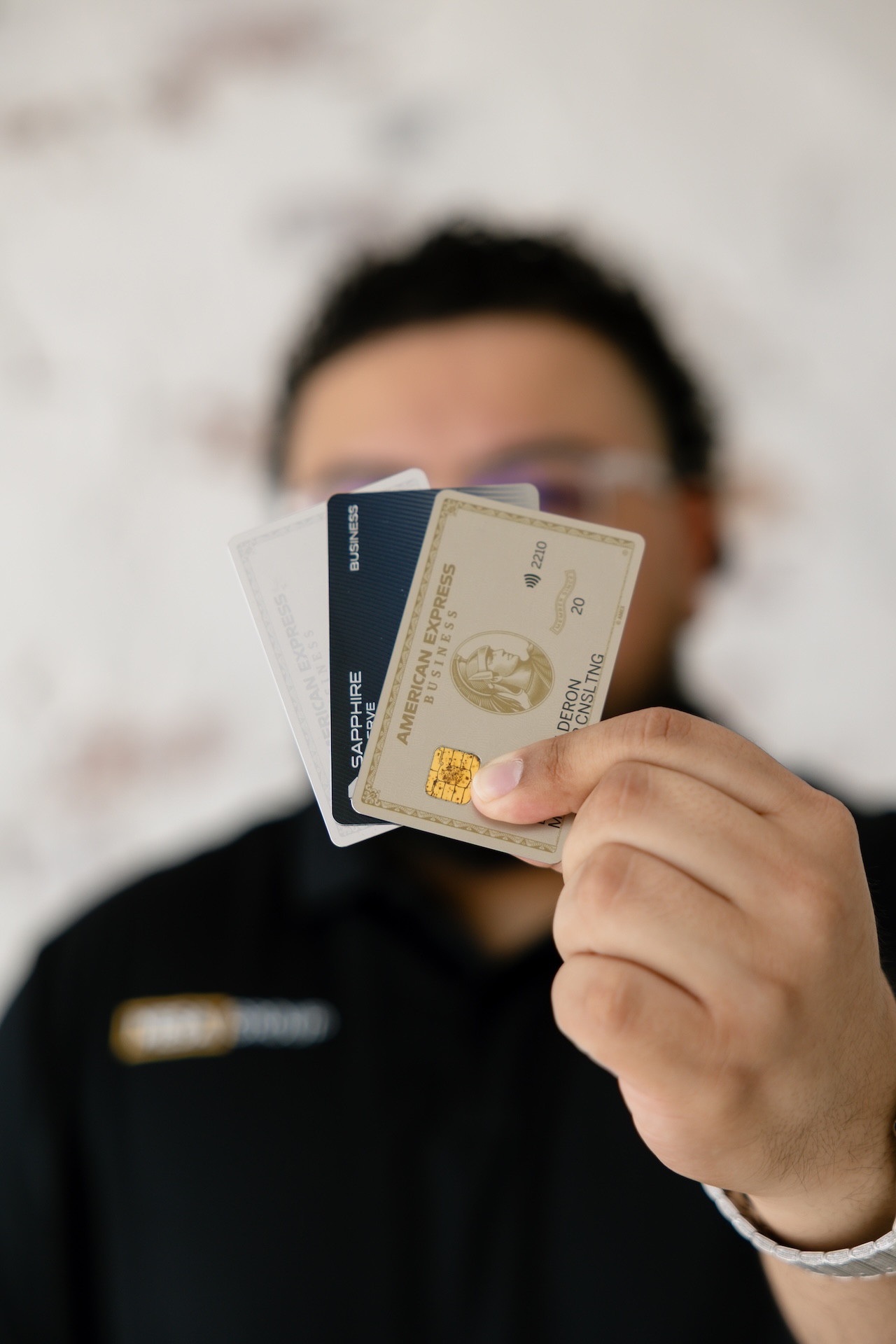 Tarjetas de crédito empresariales premium que representan el acceso a financiamiento sin garantía para empresas nuevas
