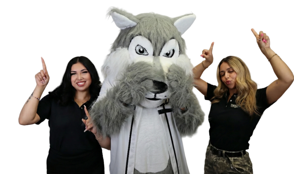 Wolfie y el equipo de Mesa Group Consulting señalando sus opciones de restauración de crédito